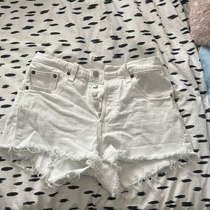 White Levi’s shorts